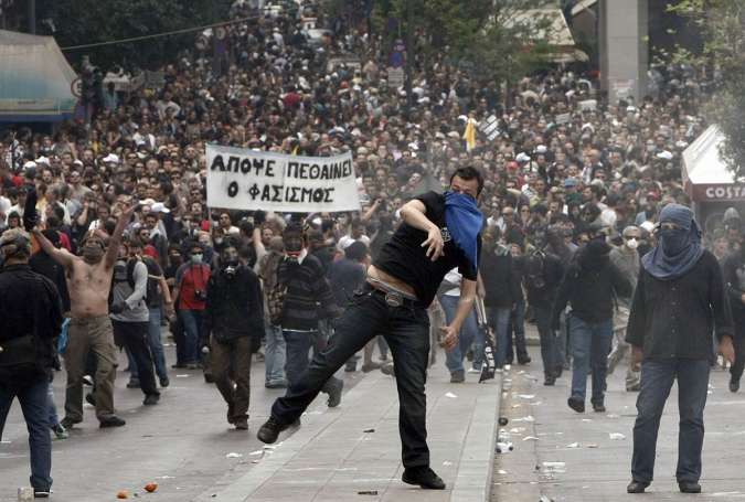 Polisi Menembakkan Gas Air Mata Untuk Membubarkan Pertemuan Terlarang Di Yunani